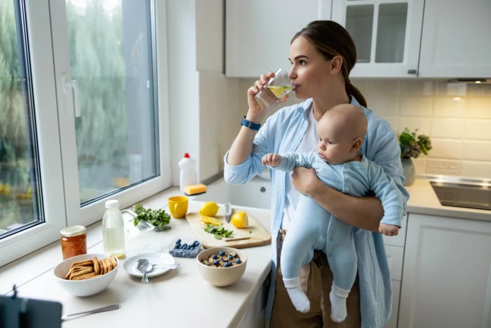 młoda mama trzyma niemowlę na ręku